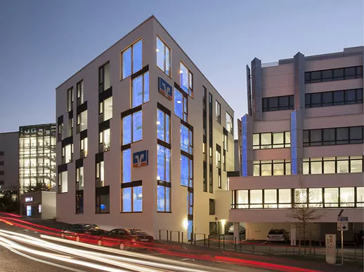 Dieselbe Fassade in blauem Licht