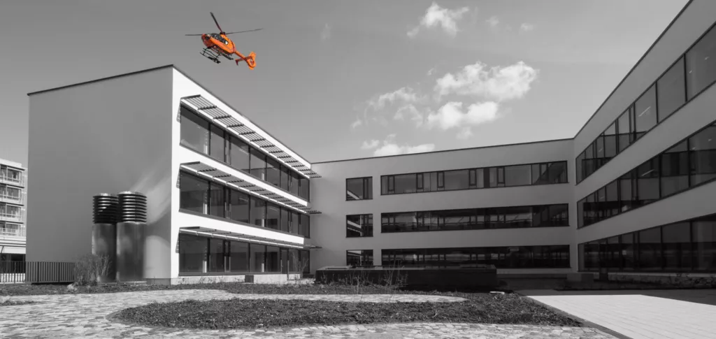 Klinikum Kempten, Neubau mit Rettungshubschrauber im Anflug