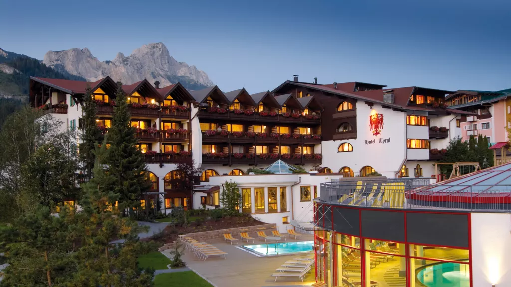 Hotel Tyrol am Haldensee in der Abenddämmerung mit beleuchteten Fenstern