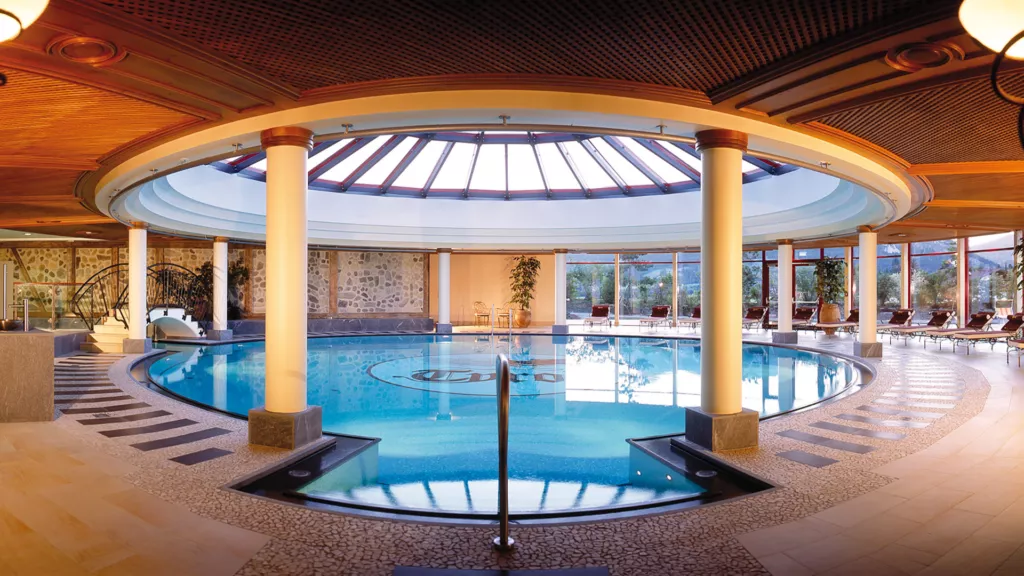 Hallenbad des Hotels Tyrol mit Kuppel und Säulen