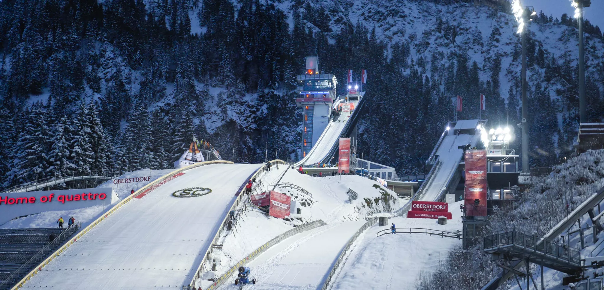 Audi Arena Oberstdorf bei Nacht, Flutlichtmasten über den Schanzen