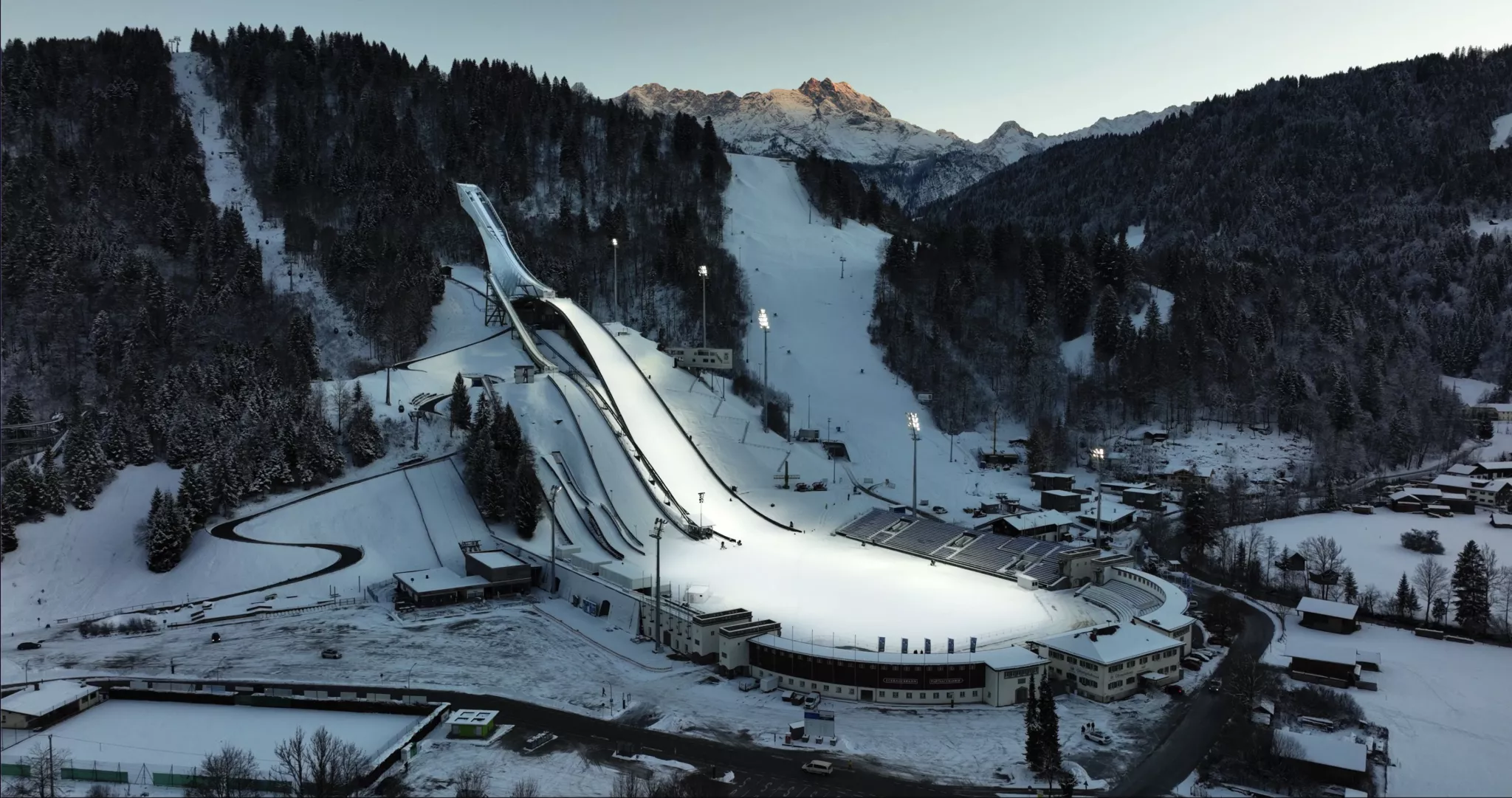 Olympiastadion Garmisch-Partenkirchen aus der Luft, Schanze und Auslauf im Flutlicht
